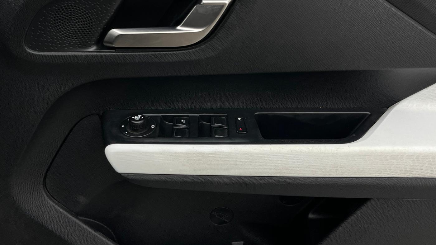 2021 Tata PUNCH CREATIVE  AMT, Petrol, Automatic, 45,868 km, Driver Side Door Panels Control