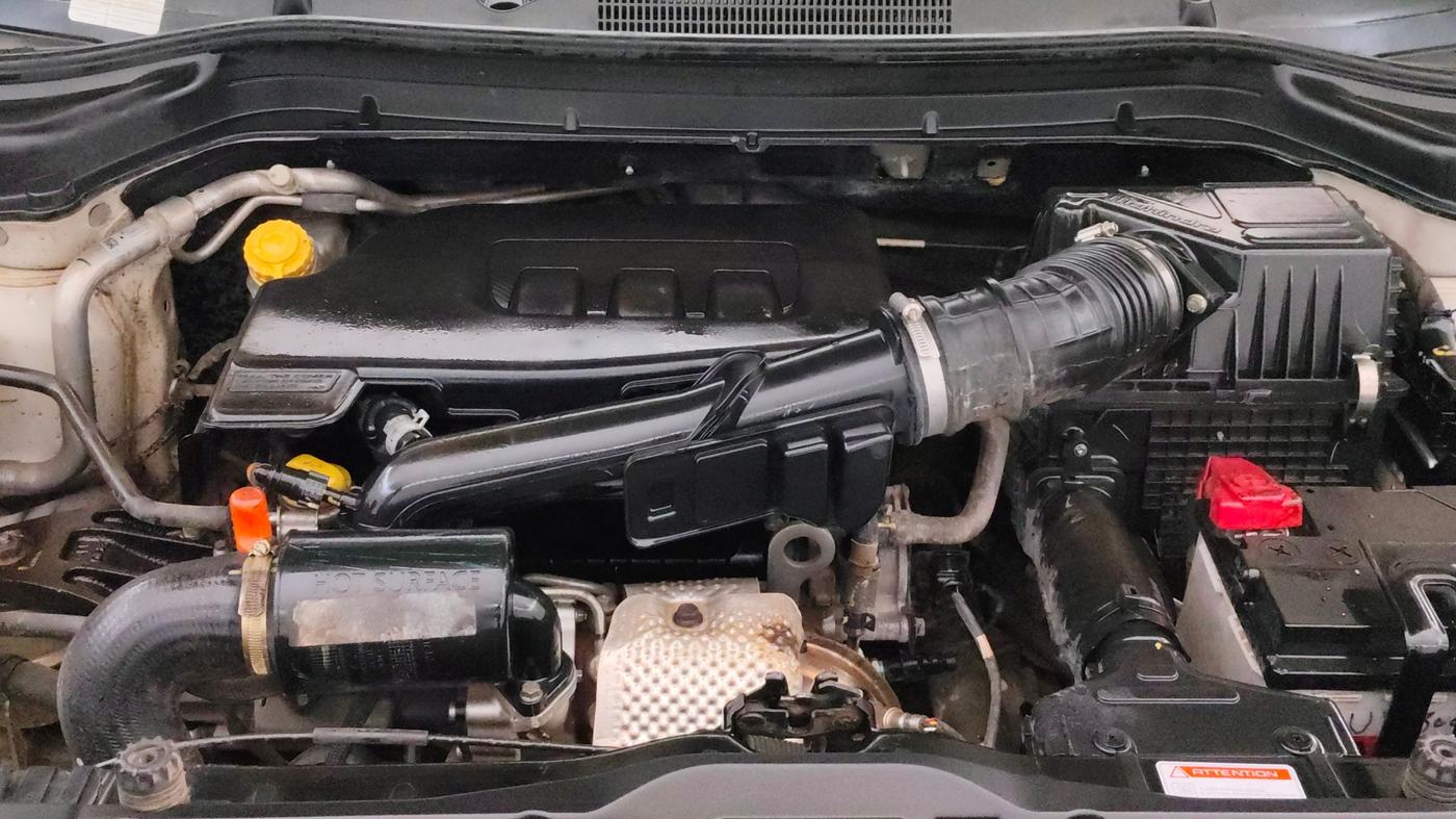 2024 Mahindra XUV300 W8 1.2 (O) TGDI DUAL TONE, Petrol, Manual, 43,230 km, Engine View