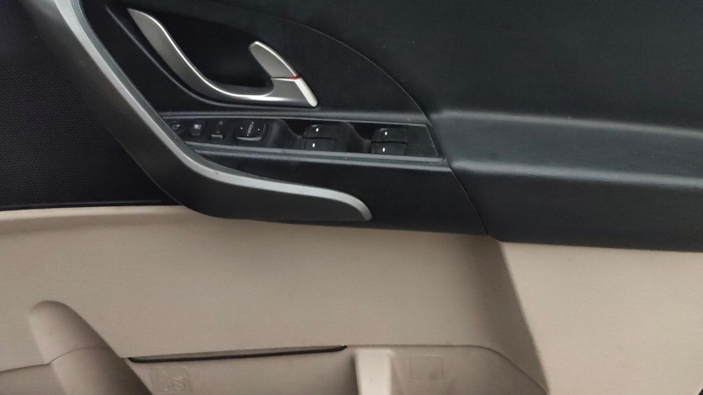 2016 Mahindra XUV500 W8 AT, Diesel, Automatic, 1,18,690 km, Driver Side Door Panels Control