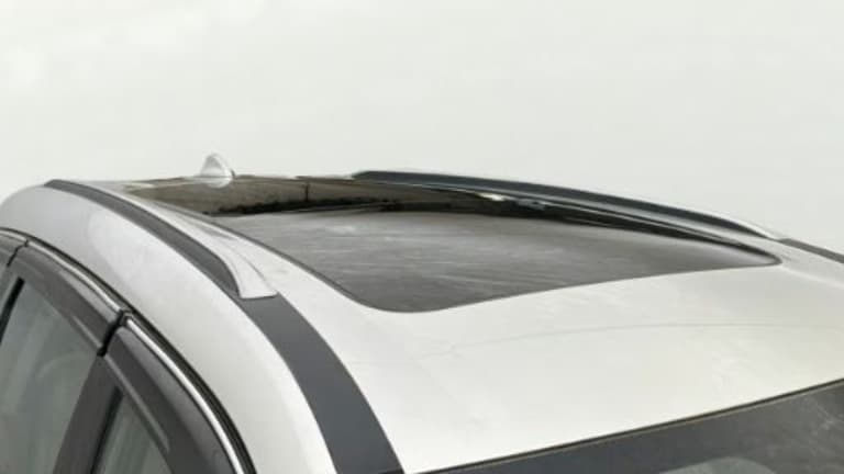 2022 Mahindra XUV700 AX 7 P AT 7 STR, Petrol, Automatic, 56,055 km, Moonroof/ Sunroof