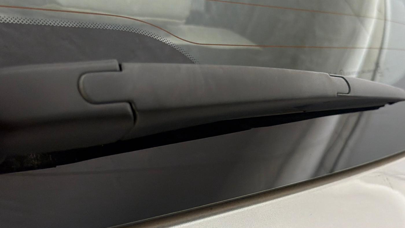 2022 Mahindra XUV700 AX 7 P AT 7 STR, Petrol, Automatic, 56,055 km, Rear Wiper