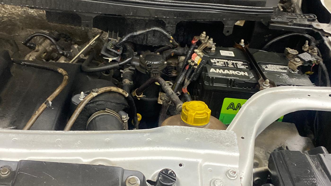 2018 Mahindra TUV300 T8, Diesel, Manual, 1,10,291 km, Engine View - Left