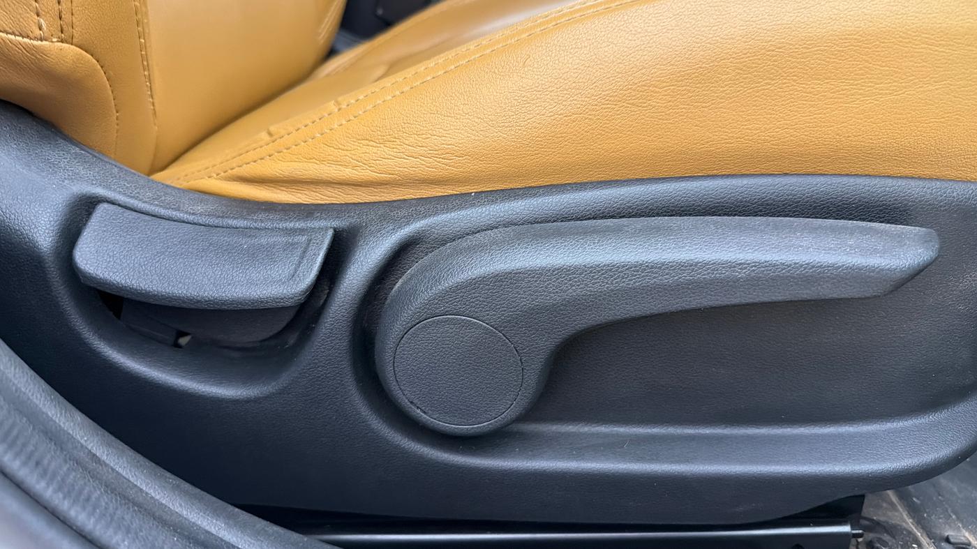 2020 Hyundai Verna SX 1.5 VTVT IVT, Petrol, Automatic, 68,332 km, Driver Side Adjustment Panel