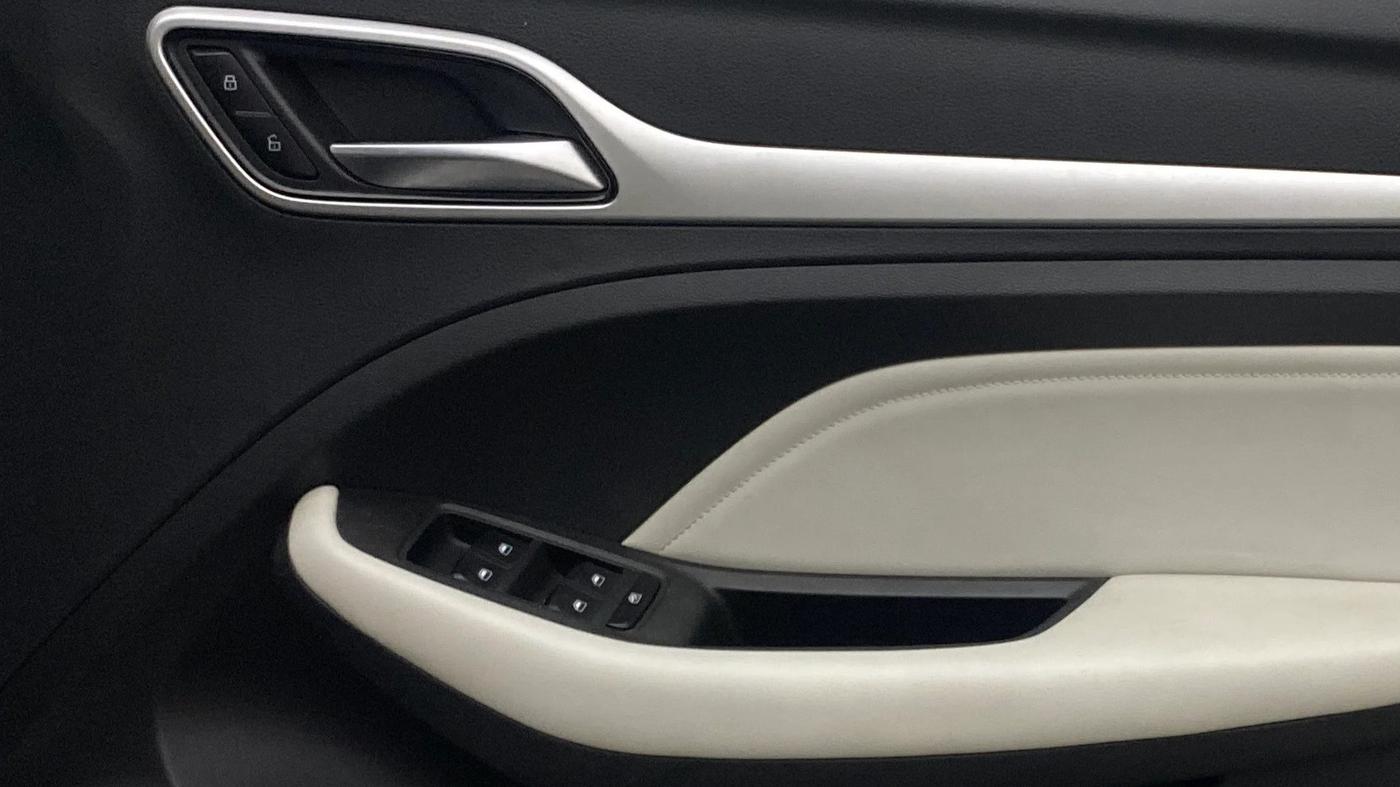 2022 MG ASTOR SUPER EX 1.5 MT, Petrol, Manual, 39,149 km, Driver Side Door Panels Control