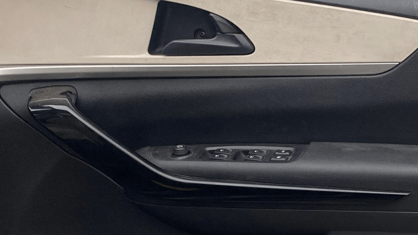 2023 Mahindra XUV700 AX 5 D AT 5 STR, Diesel, Automatic, 43,990 km, Driver Side Door Panels Control
