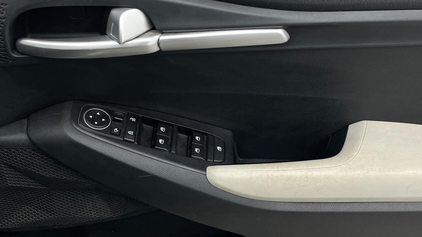 2023 KIA SELTOS HTK PLUS 1.5 DIESEL IMT, Diesel, Manual, 39,378 km, Driver Side Door Panels Control