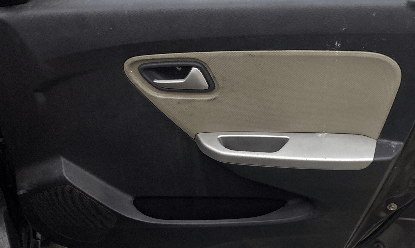 2022 Mahindra XUV700 AX 7 P AT 7 STR, Petrol, Automatic, 62,111 km, Driver Side Door Panels Control