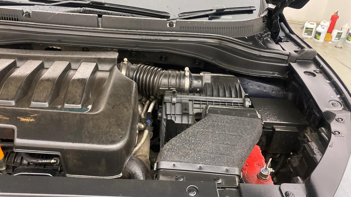 2022 Mahindra XUV700 AX 7 P AT 7 STR, Petrol, Automatic, 62,111 km, Engine View - Left