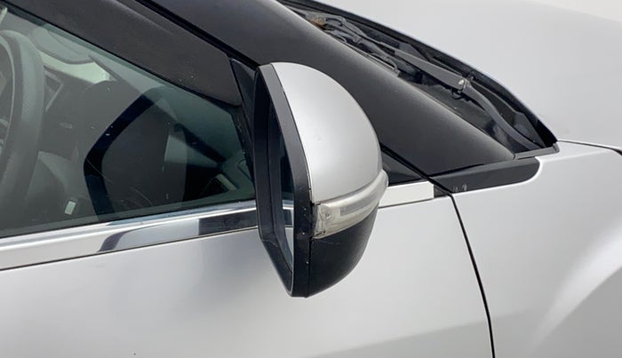 2020 Mahindra XUV300 W8 1.2 PETROL, Petrol, Manual, 55,334 km, Right rear-view mirror - Indicator light has minor damage