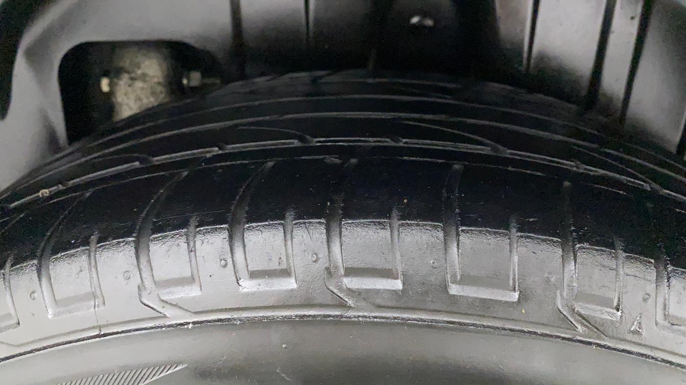 2020 Mahindra XUV300 W8 1.2 PETROL, Petrol, Manual, 55,334 km, Left Rear Tyre Tread