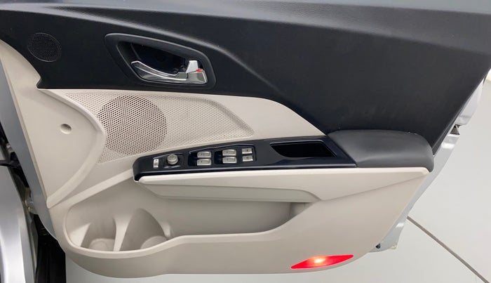 2020 Mahindra XUV300 W8 1.2 PETROL, Petrol, Manual, 55,334 km, Driver Side Door Panels Control