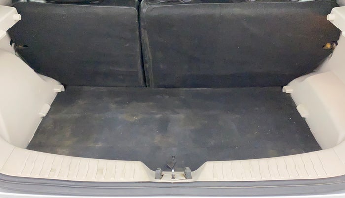 2020 Mahindra XUV300 W8 1.2 PETROL, Petrol, Manual, 55,334 km, Boot Inside