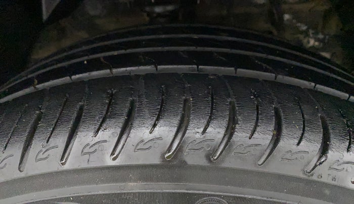 2020 Mahindra XUV300 W8 1.2 PETROL, Petrol, Manual, 55,334 km, Right Front Tyre Tread