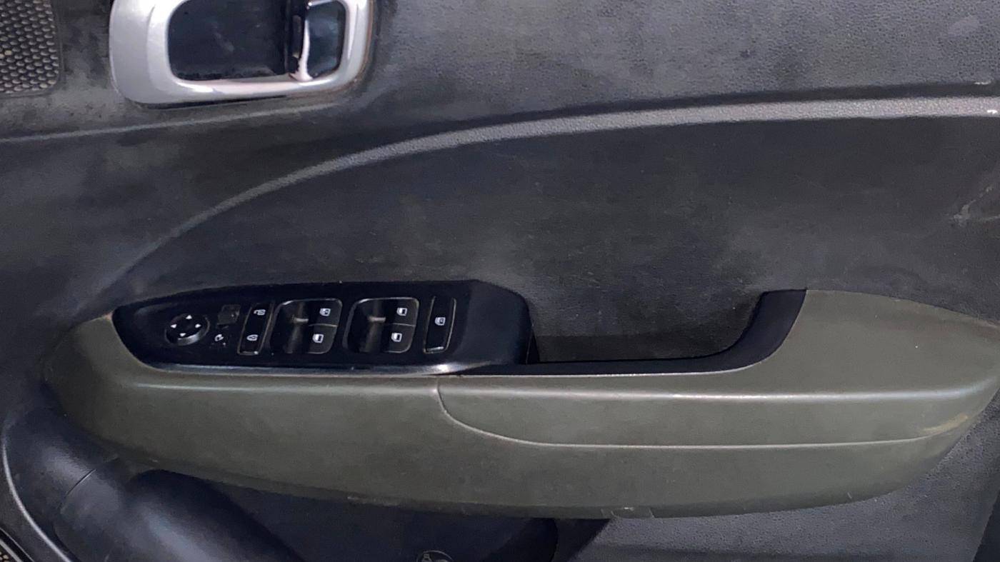 2020 Hyundai VENUE SX 1.0 TURBO IMT, Petrol, Manual, 1,00,287 km, Driver Side Door Panels Control