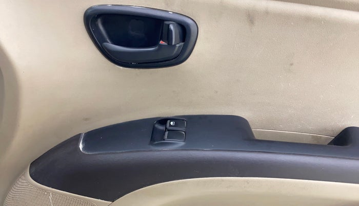 2012 Hyundai i10 MAGNA 1.1, CNG, Manual, 1,05,771 km, Driver Side Door Panels Control