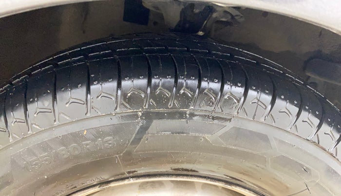 2012 Hyundai i10 MAGNA 1.1, CNG, Manual, 1,05,771 km, Right Front Tyre Tread