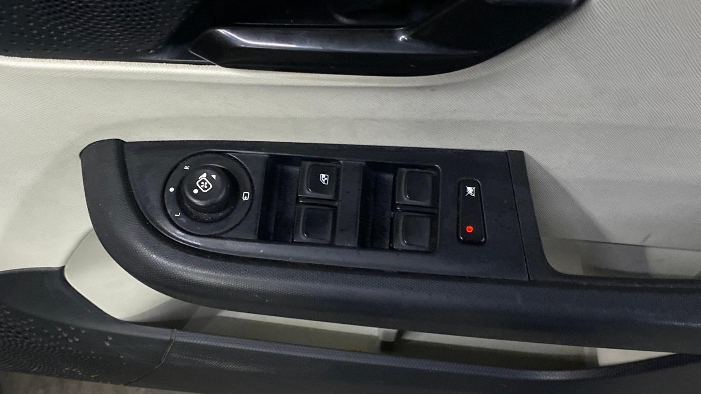 2021 Tata ALTROZ XM PLUS PETROL, Petrol, Manual, 58,177 km, Driver Side Door Panels Control