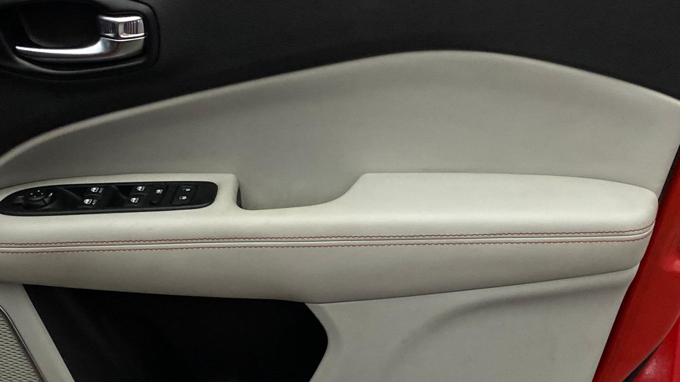 2018 Jeep Compass LIMITED (O) 2.0 DIESEL, Diesel, Manual, 1,22,526 km, Driver Side Door Panels Control
