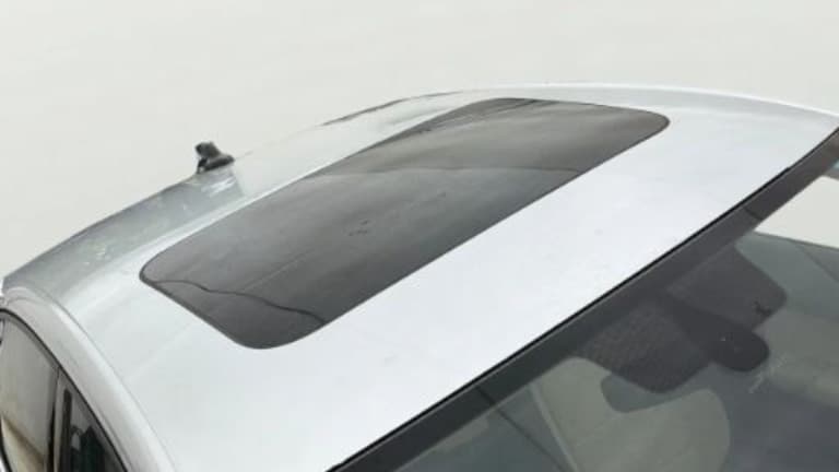 2022 Volkswagen VIRTUS TOPLINE TSI 1.0 MT, Petrol, Manual, 34,983 km, Moonroof/ Sunroof