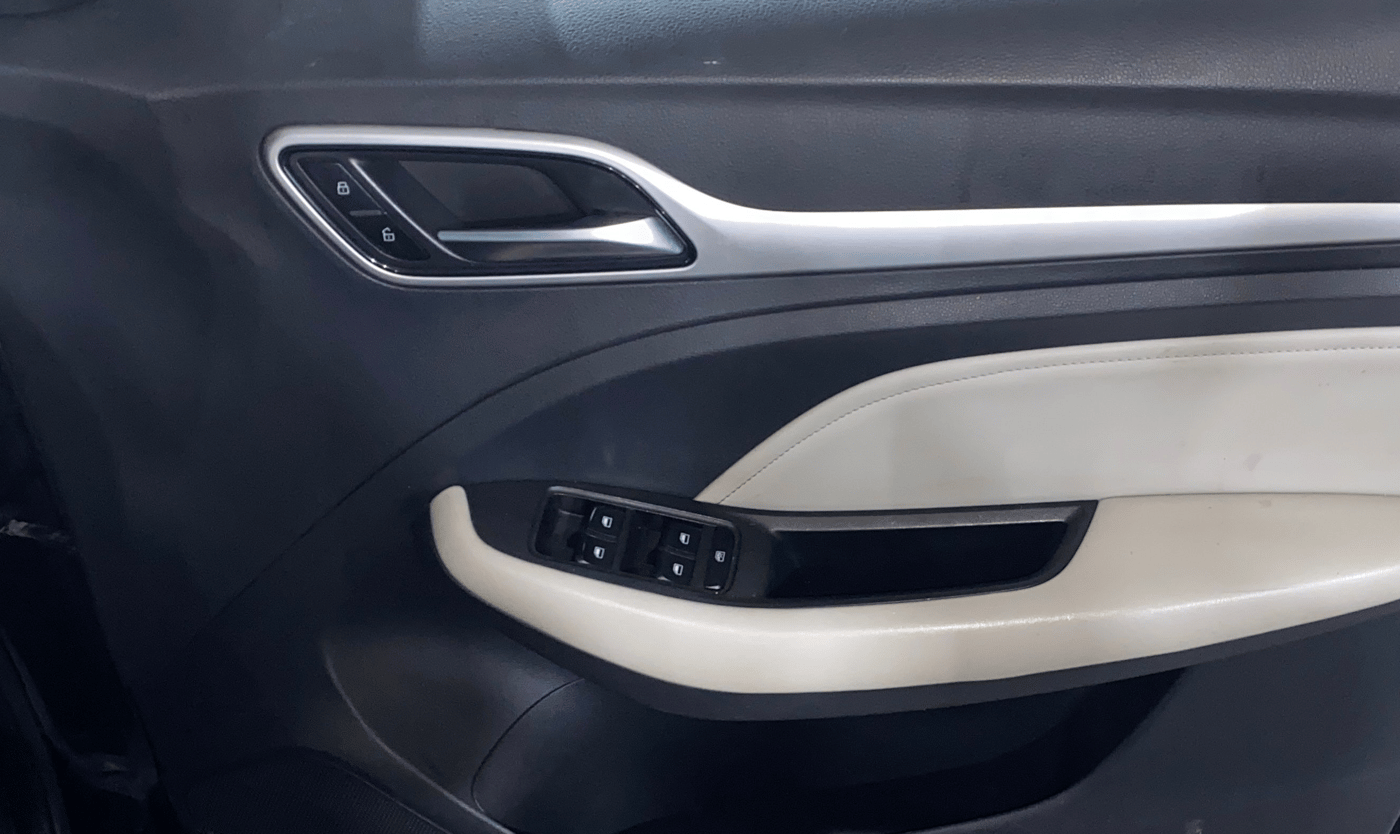 2022 MG ASTOR SHARP 1.5 CVT, Petrol, Automatic, 47,837 km, Driver Side Door Panels Control