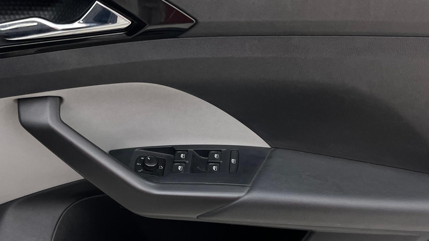 2022 Skoda KUSHAQ STYLE 1.0L TSI AT (6 AIRBAGS), Petrol, Automatic, 12,081 km, Driver Side Door Panels Control