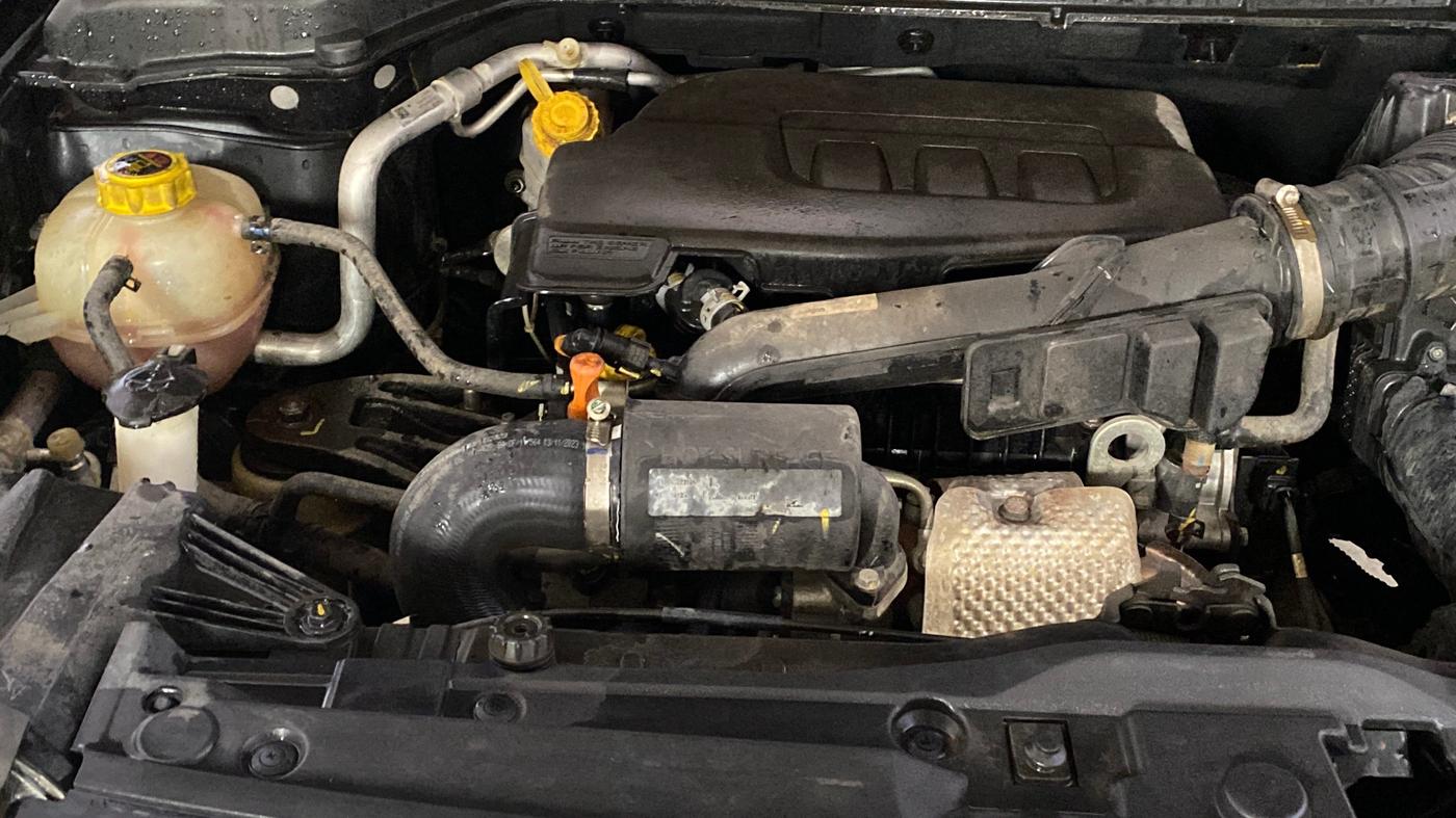 2023 Mahindra XUV300 W6 1.2 PETROL, Petrol, Manual, 25,335 km, Engine View - Right
