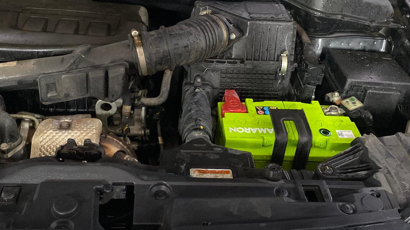 2023 Mahindra XUV300 W6 1.2 PETROL, Petrol, Manual, 25,335 km, Engine View - Left