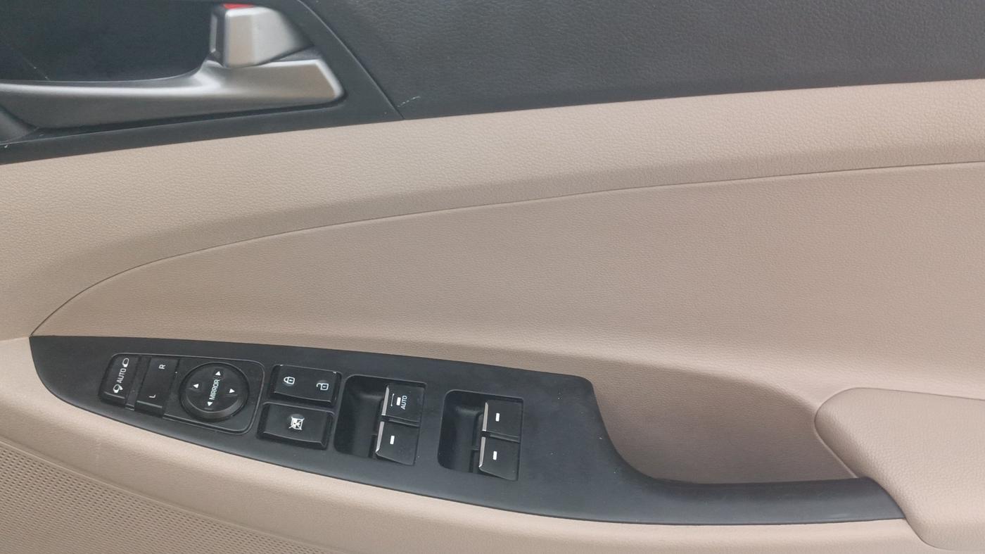 2018 Hyundai Tucson GLS 2WD AT PETROL, Petrol, Automatic, 88,054 km, Driver Side Door Panels Control