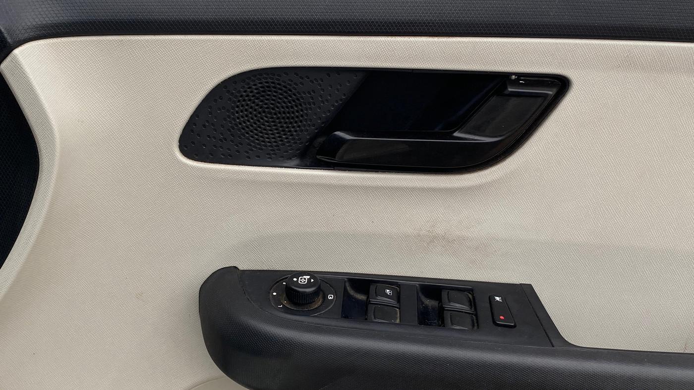 2021 Tata ALTROZ XM PLUS PETROL, Petrol, Manual, 37,474 km, Driver Side Door Panels Control