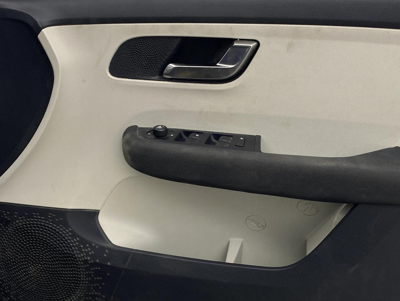 2022 Tata ALTROZ XZA PLUS, Petrol, Automatic, 95,422 km, Driver Side Door Panels Control