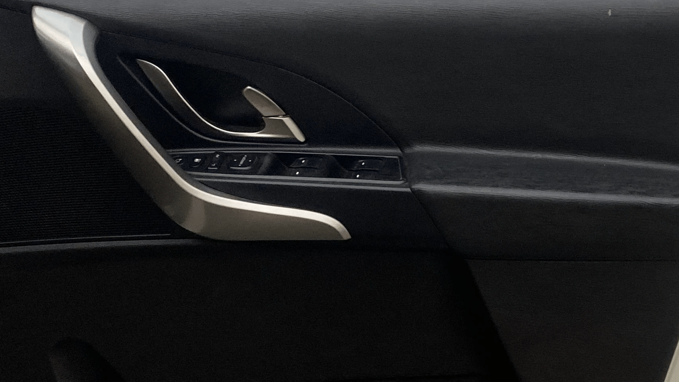 2021 Mahindra XUV500 W9 AT, Diesel, Automatic, 66,102 km, Driver Side Door Panels Control