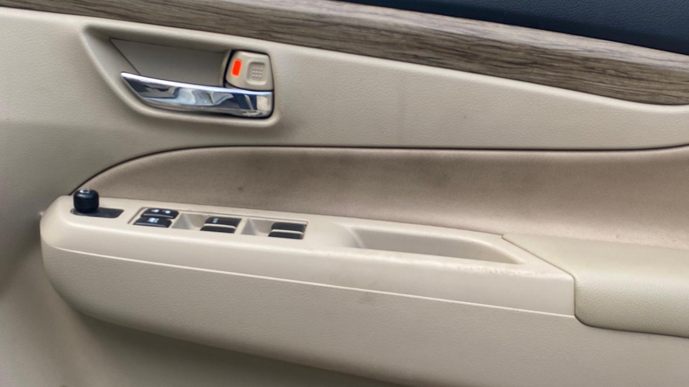 2024 Maruti Ciaz ALPHA 1.5 SHVS DUAL TONE  PETROL, CNG, Manual, 47,102 km, Driver Side Door Panels Control