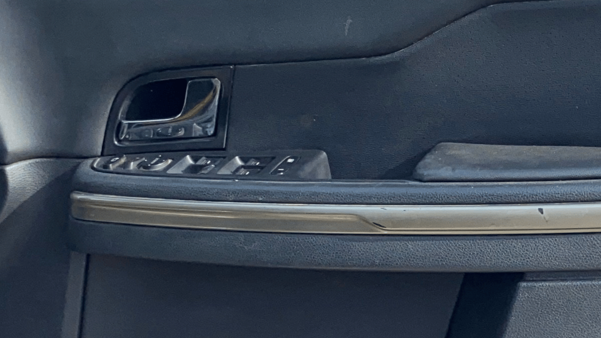 2018 Tata Hexa XTA 4X2 7 STR, Diesel, Automatic, 1,37,854 km, Driver Side Door Panels Control