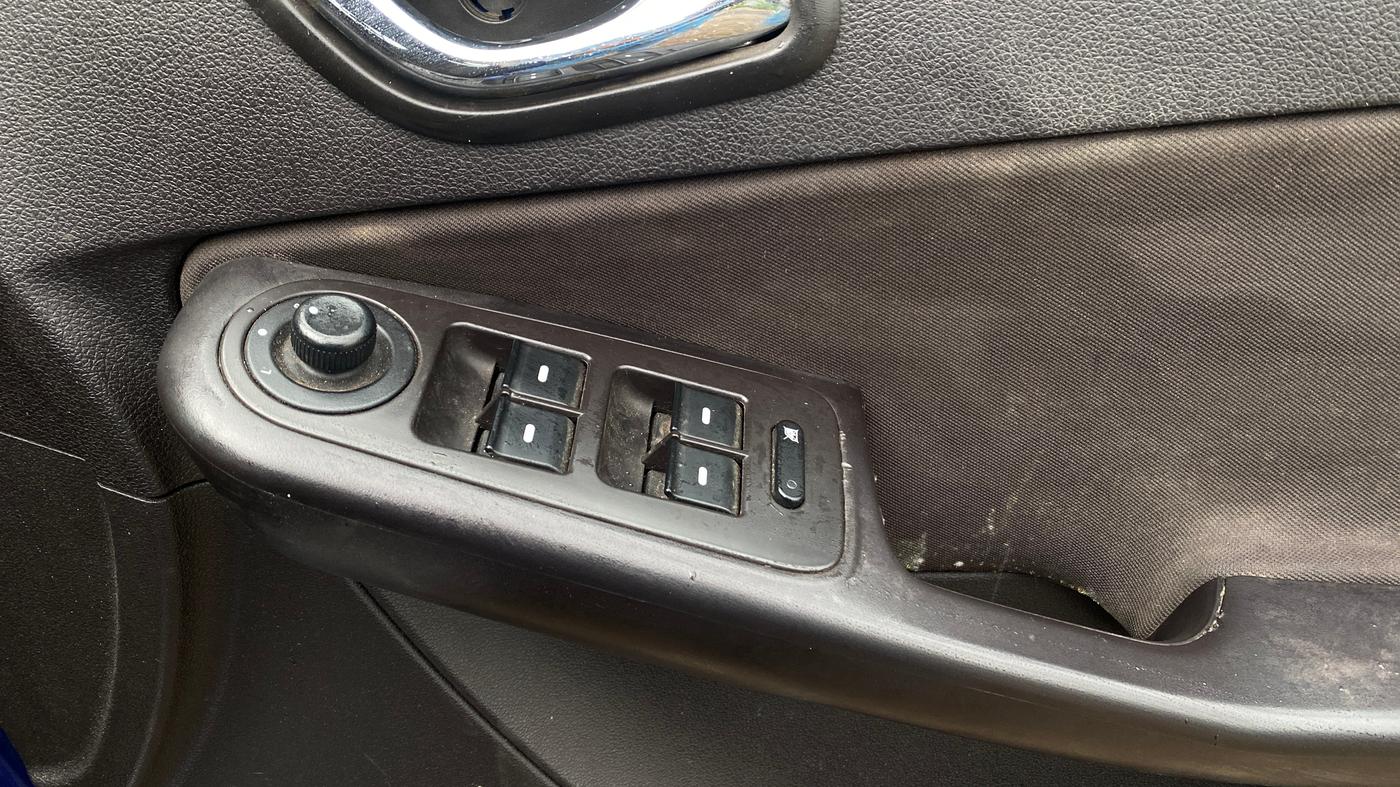 2015 Tata Zest XT PETROL, Petrol, Manual, 42,277 km, Driver Side Door Panels Control