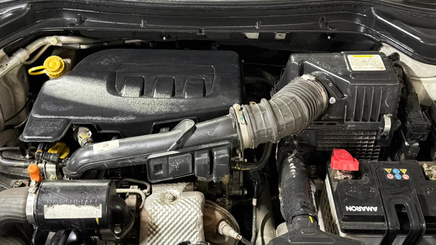 2023 Mahindra XUV300 W6 1.2 PETROL, Petrol, Manual, 31,244 km, Engine View