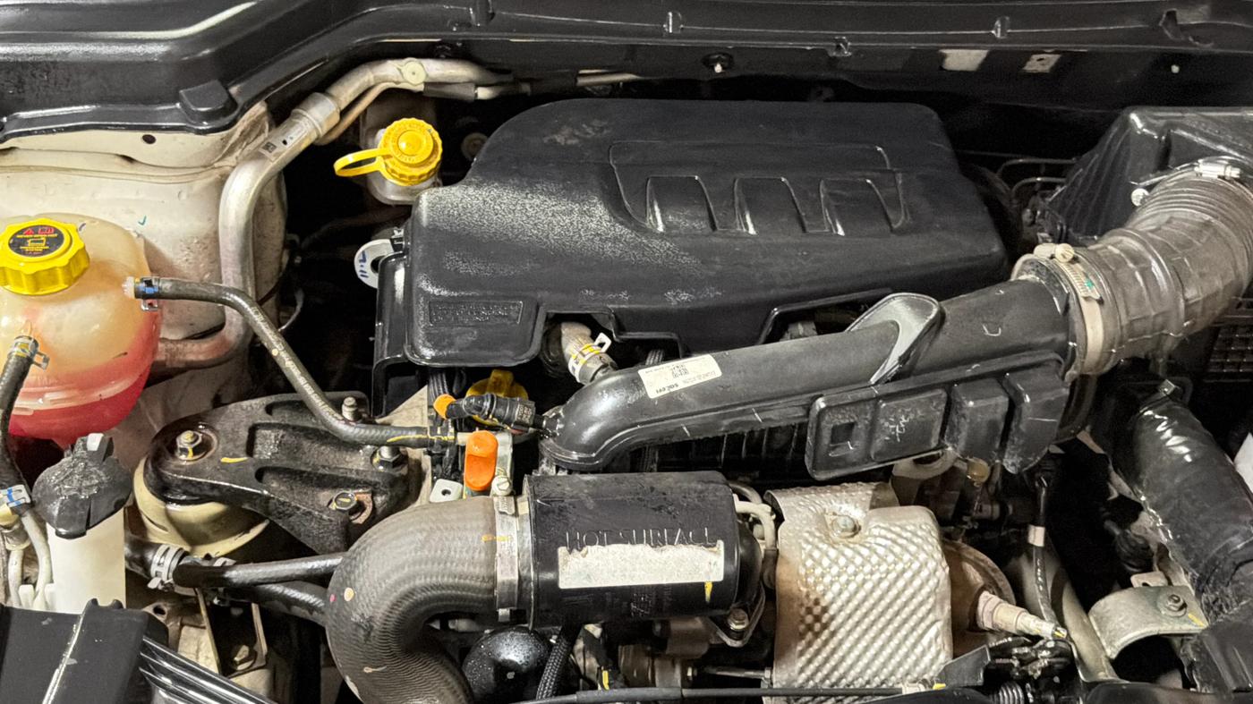 2023 Mahindra XUV300 W6 1.2 PETROL, Petrol, Manual, 31,244 km, Engine View - Right
