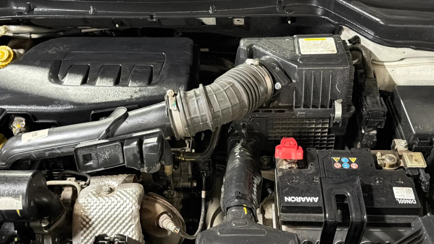 2023 Mahindra XUV300 W6 1.2 PETROL, Petrol, Manual, 31,244 km, Engine View - Left