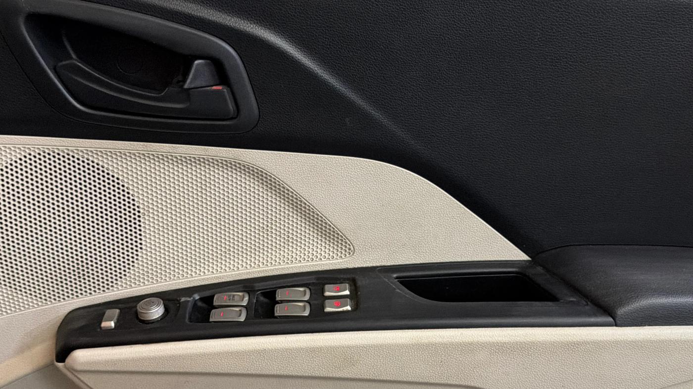 2023 Mahindra XUV300 W6 1.2 PETROL, Petrol, Manual, 31,244 km, Driver Side Door Panels Control