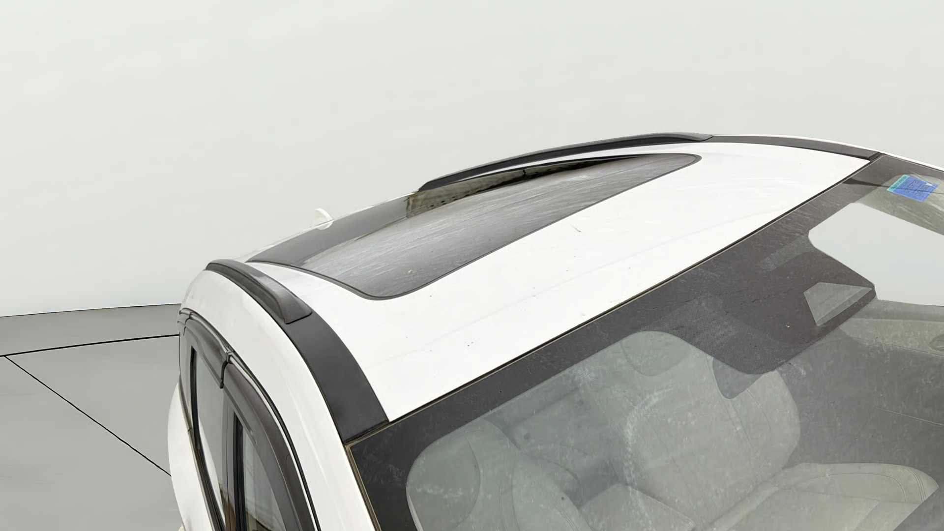 2023 Mahindra XUV700 AX7 Petrol MT 7 STR, Petrol, Manual, 66,086 km, Moonroof/ Sunroof