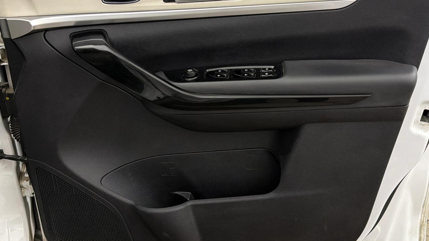 2023 Mahindra XUV700 AX7 Petrol MT 7 STR, Petrol, Manual, 66,086 km, Driver Side Door Panels Control