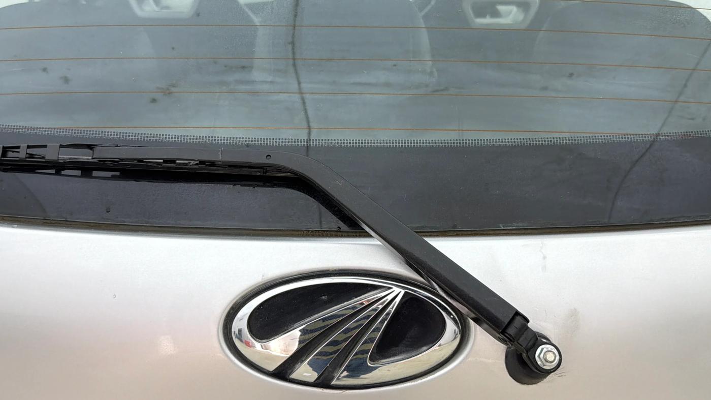 2017 Mahindra Kuv100 K8 6 STR, Petrol, Manual, 47,077 km, Rear Wiper