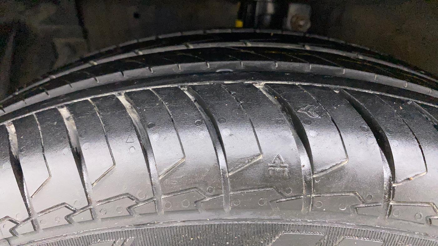 2013 Maruti Ertiga VXI, Petrol, Manual, 84,136 km, Left Front Tyre Tread