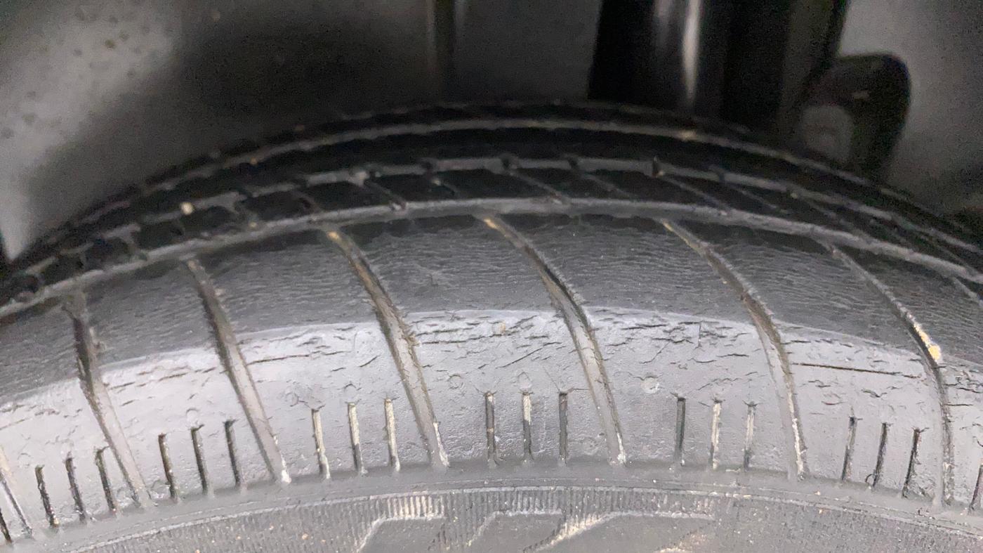 2013 Maruti Ertiga VXI, Petrol, Manual, 84,136 km, Left Rear Tyre Tread