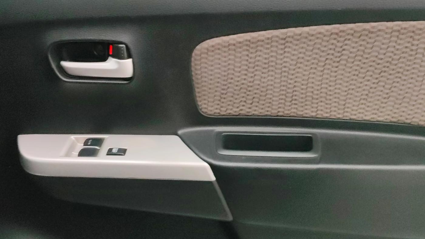 2015 Maruti Wagon R 1.0 LXI, Petrol, Manual, 20,452 km, Driver Side Door Panels Control