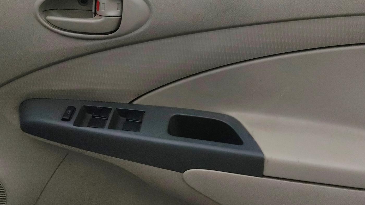 2013 Toyota Etios Liva G EXCLUSIVE, Petrol, Manual, 67,195 km, Driver Side Door Panels Control
