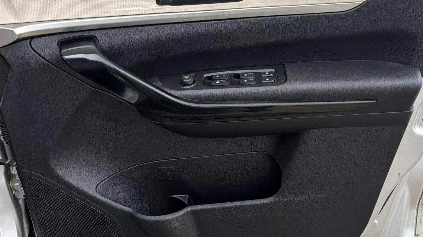 2022 Mahindra XUV700 AX 5 P AT 5 STR, Petrol, Automatic, 34,431 km, Driver Side Door Panels Control