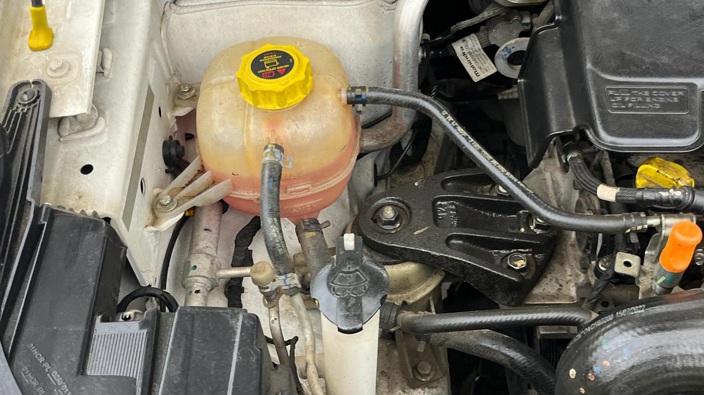 2022 Mahindra XUV300 W8 (O) 1.2 PETROL AMT, Petrol, Automatic, 53,632 km, Engine View - Right