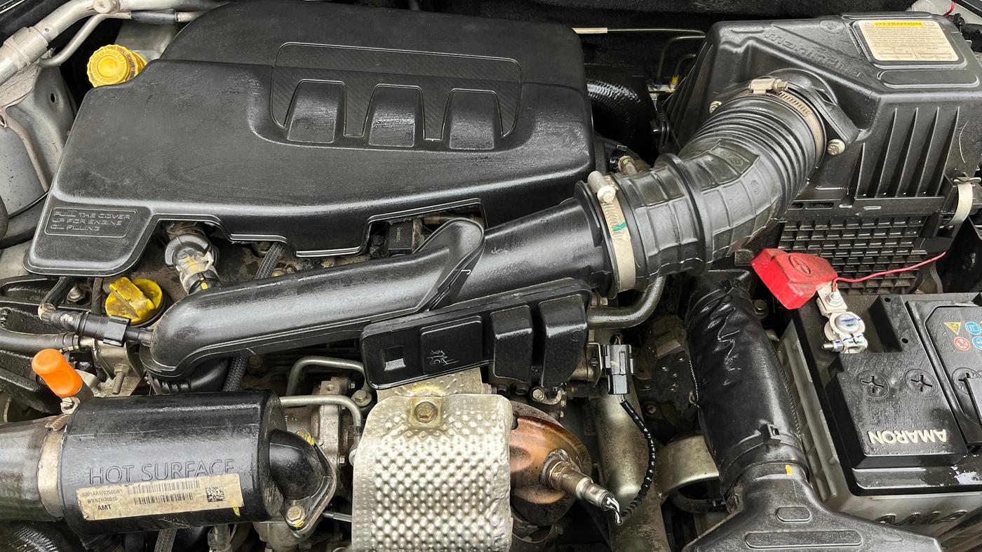 2022 Mahindra XUV300 W8 (O) 1.2 PETROL AMT, Petrol, Automatic, 53,632 km, Engine View