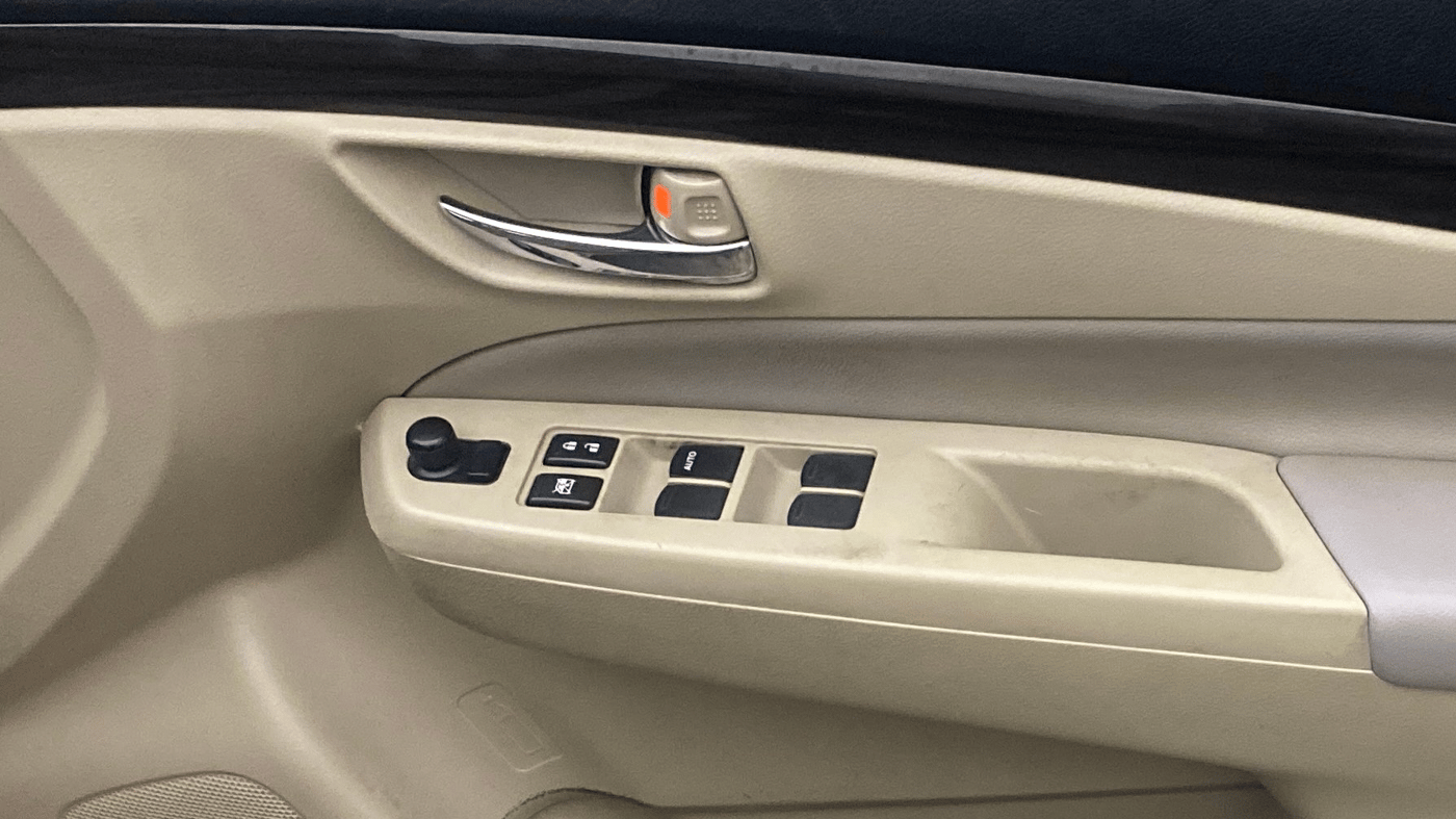 2017 Maruti Ciaz ZDI+ SHVS, Diesel, Manual, 1,04,344 km, Driver Side Door Panels Control