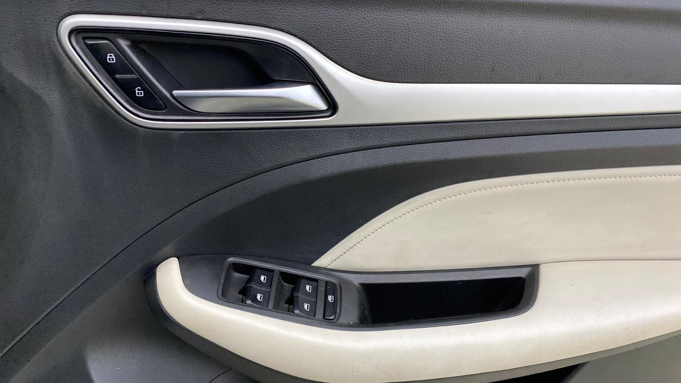 2022 MG ASTOR SUPER 1.5 CVT, Petrol, Automatic, 35,594 km, Driver Side Door Panels Control